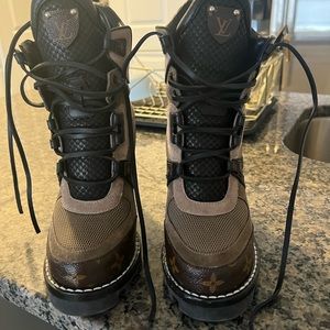 Says SOLD on my page but still available